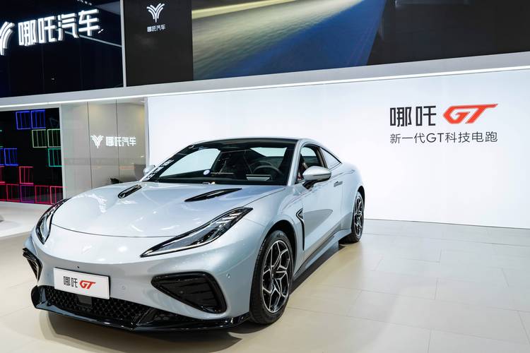 佛山288哪吒汽车在智能汽车领域的表现，领途汽车在新能源汽车市场中的影响力